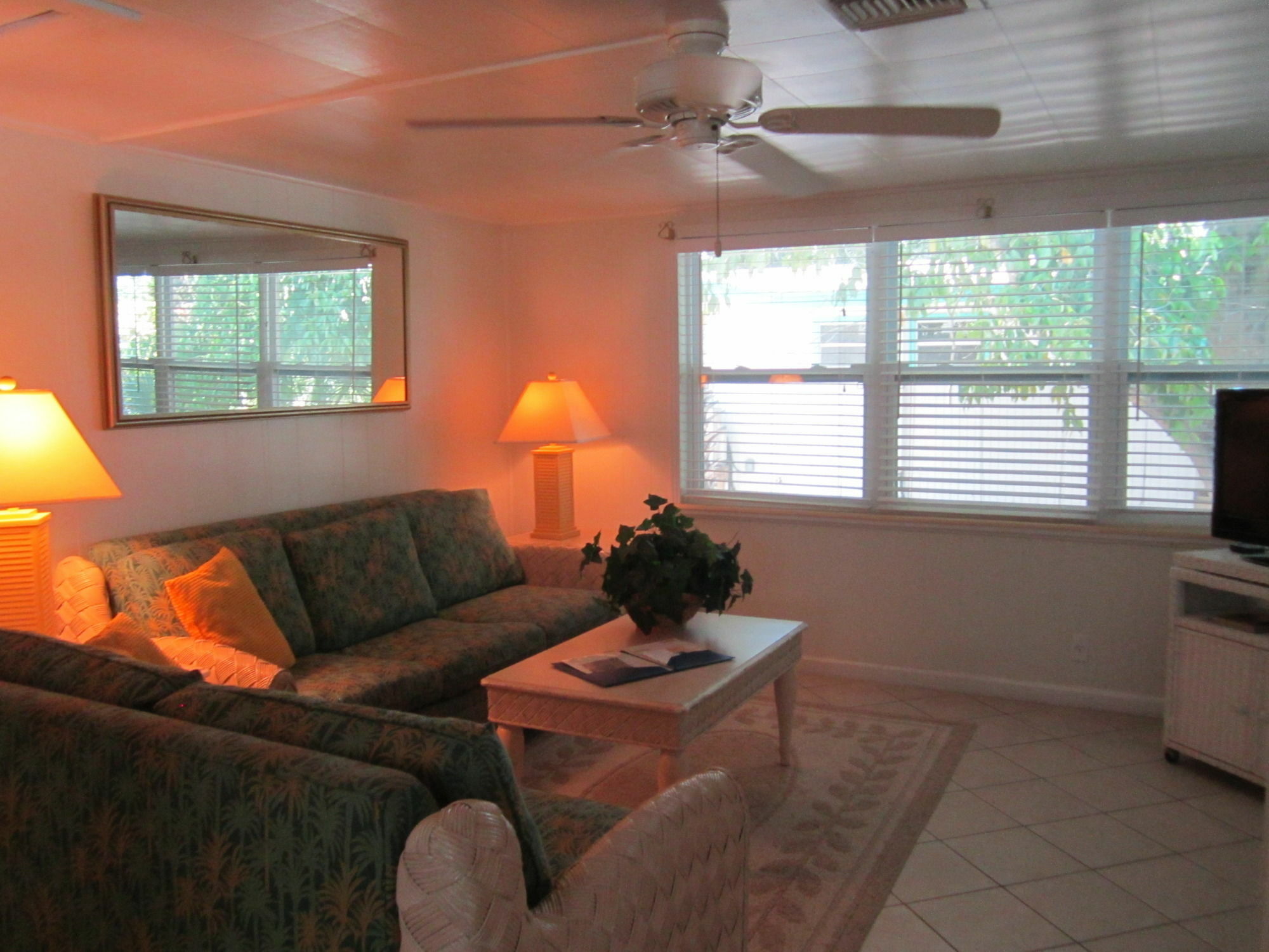 Tropical Winds Beachfront Motel And Cottages Sanibel Exterior photo